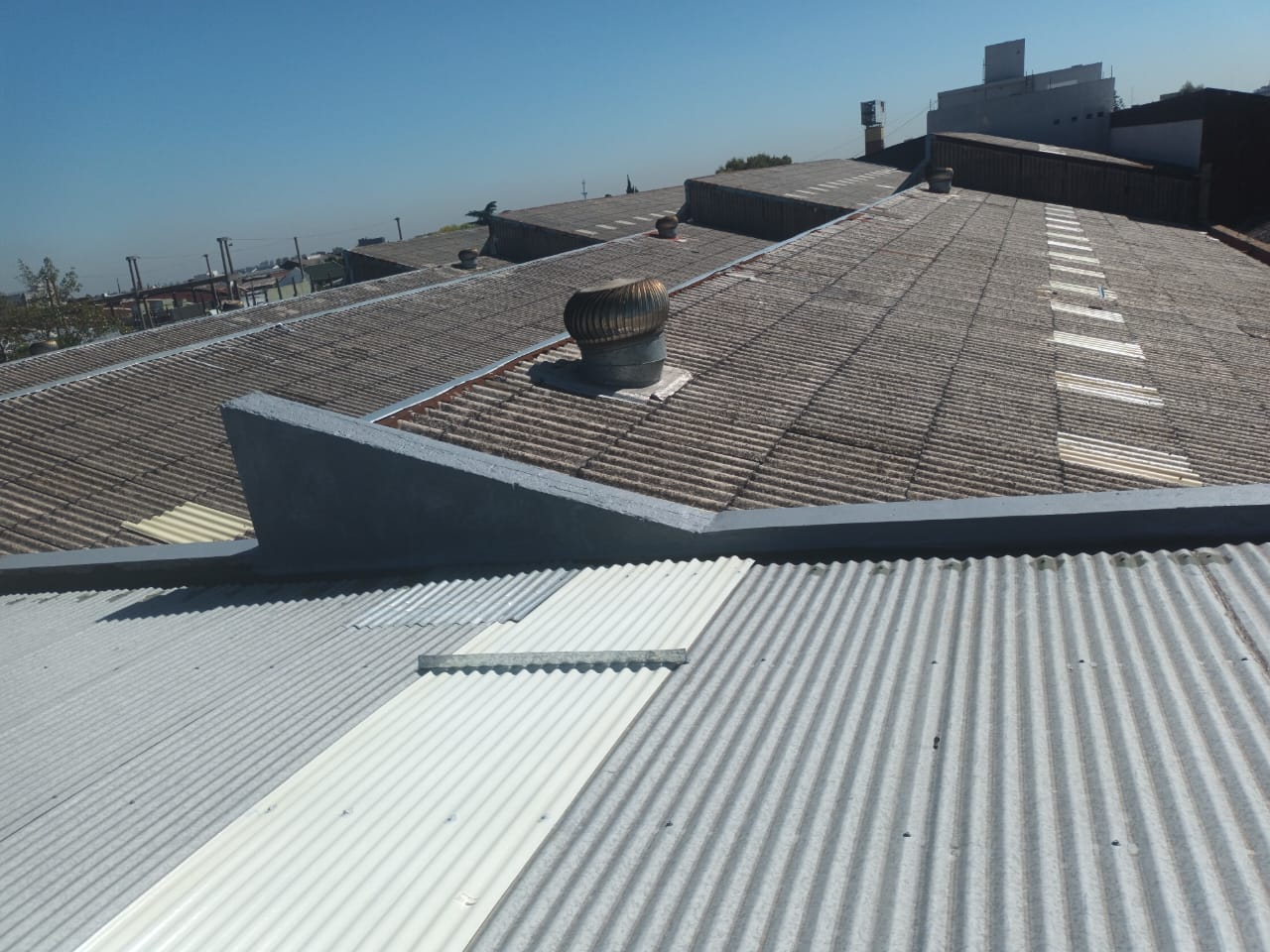 la imagen muestra un techo de tinglado parabólico